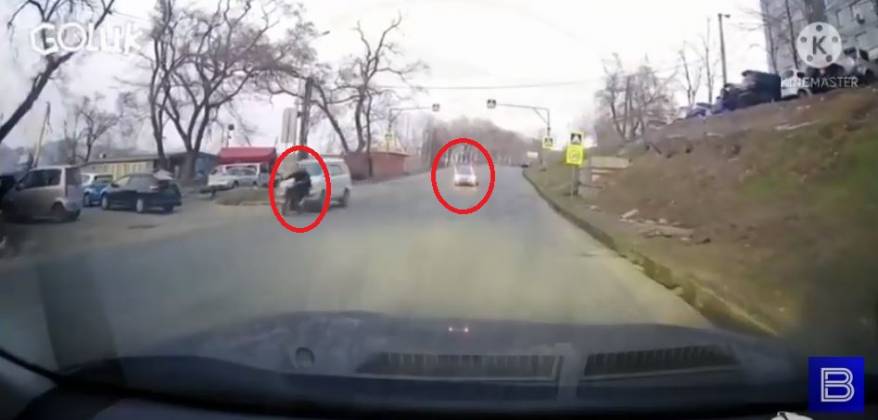 Во Владивостоке очередной мопедист решил испытать инспекторов ДПС, но помешал микроавтобус