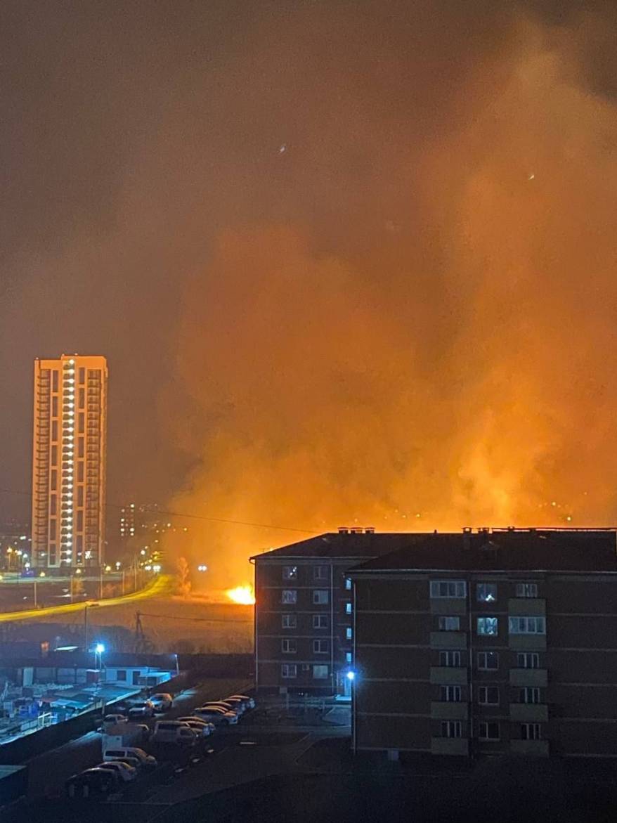 Огонь совсем близко подобрался к домам в крупном микрорайоне Уссурийска