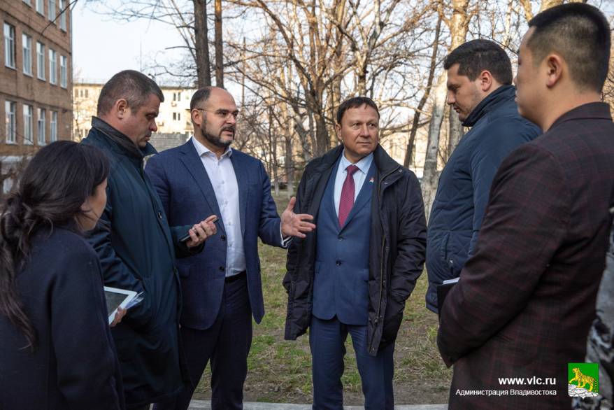 Ремонт кровли, новое ограждение, благоустройство территорий: школы Владивостока ждет преображение