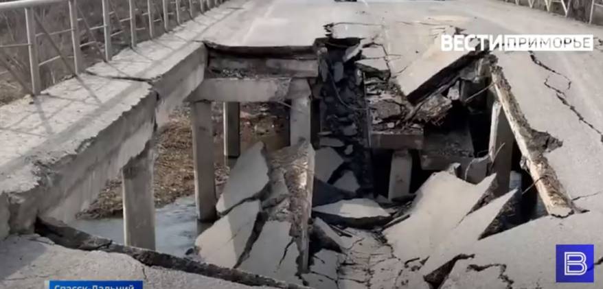 "Весенний мостопад": в Приморье за три дня разрушены три дорожные переправы