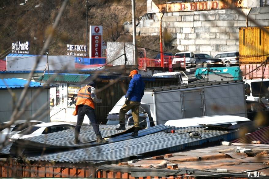 "Уходит эпоха": Популярный рынок сносят во Владивостоке