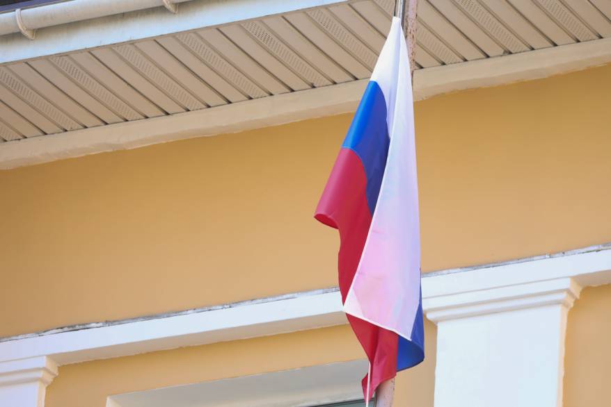 Подъем флага под гимн России: во владивостокских школах дан старт новой традиции