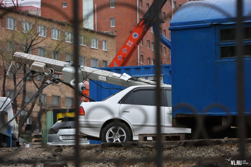 Железобетонный столб рухнул на автомобиль во Владивостоке
