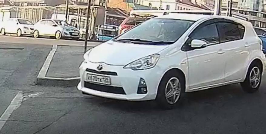 "Нежданчик": Опасный маневр Toyota Aqua во Владивостоке попал на видео