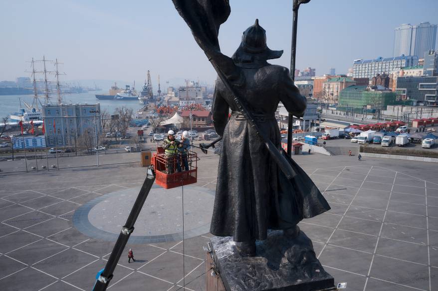 Специалисты проводят реставрационные работы на главном памятнике Владивостока - Борцам за власть Советов