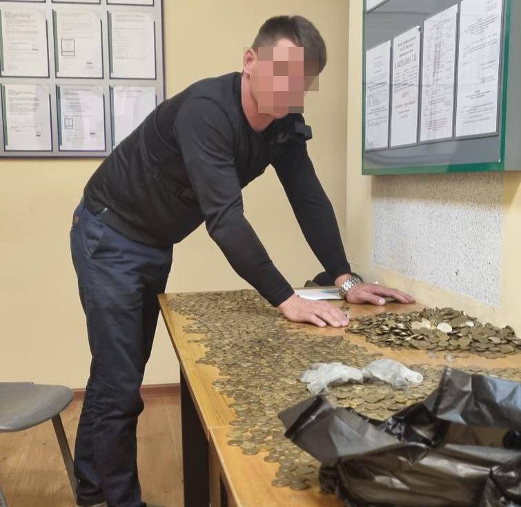 "Борец" за справедливость оплатил долги по алиментам своим детям ведрами мелочи