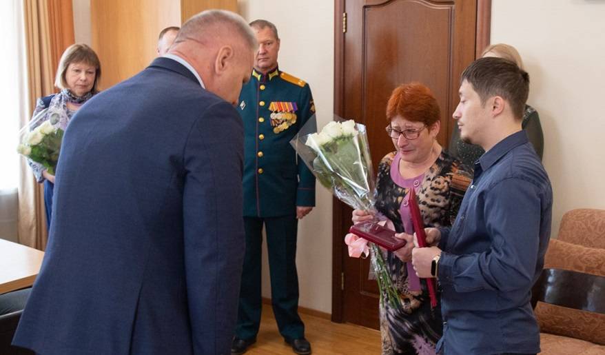 Орден Мужества вручен матери погибшего на Украине Семена Аникина