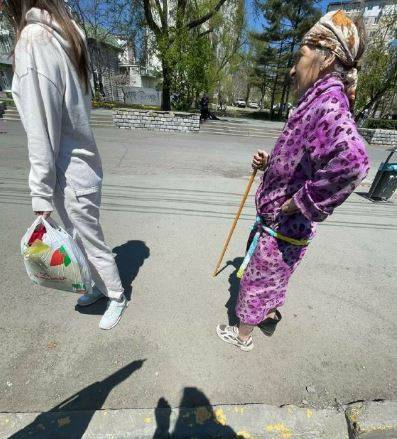 "Может кто узнает": во Владивостоке женщина удивляет своим видом прохожих