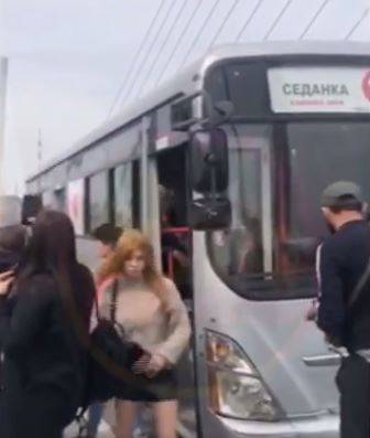 Пассажиры автобуса устроили фотосессию на Золотом мосту Пассажиры автобуса устроили фотосессию на Золотом мосту