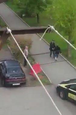 "Звони в полицию. Он неадекватен": Вооруженный таксист напал на прохожего в Приморье