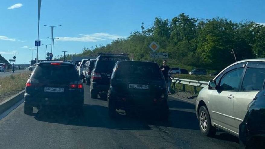 «Все колом»: Остров Русский встал в многокилометровую пробку «Все колом»: Остров Русский встал в многокилометровую пробку