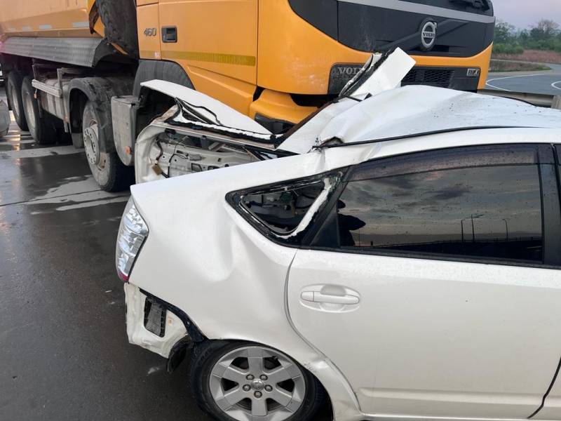 В Приморье большегруз припечатал Toyota Prius к леерам В Приморье большегруз припечатал Toyota Prius к леерам