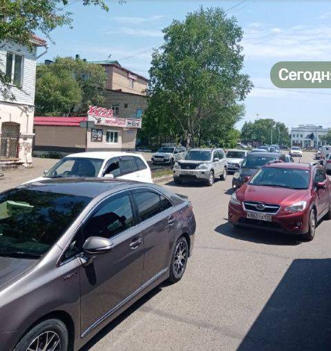 "Город встал колом": жители Уссурийска сообщают об автомобильном коллапсе