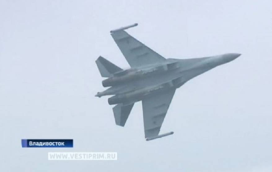 Военный самолет в небе над Владивостоком напугал местных жителей Военный самолет в небе над Владивостоком напугал местных жителей