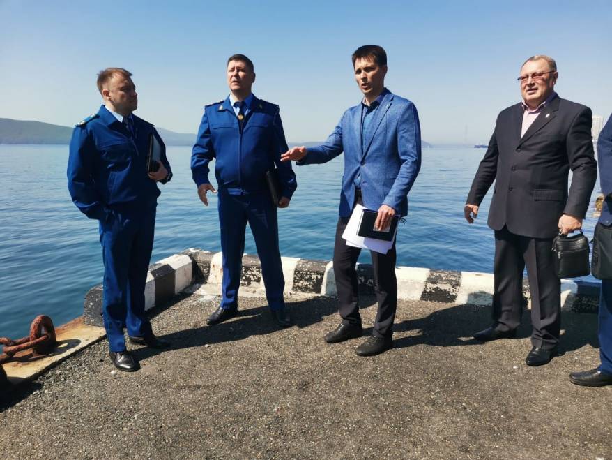 УФАС и прокуроры нагрянули на скандально закрытый причал в бухте Диомид во Владивостоке
