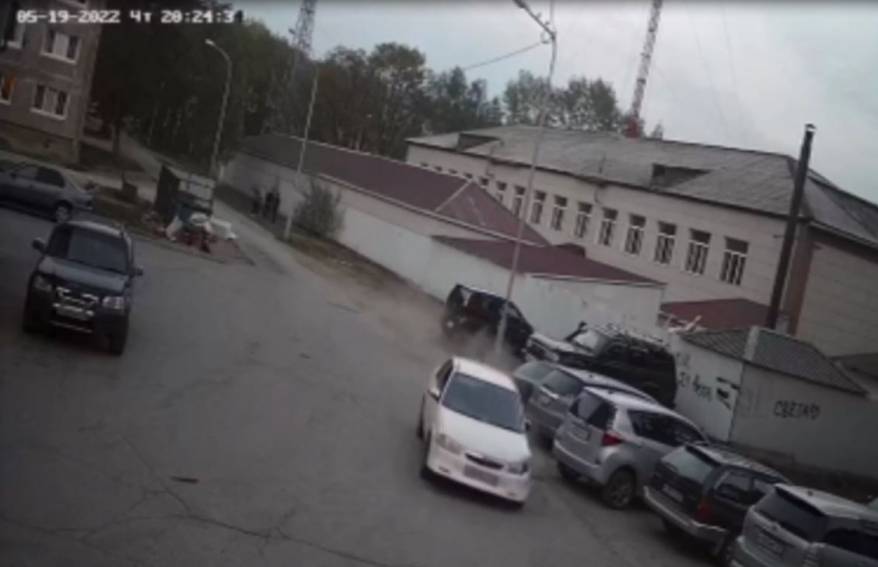 Погром на автопарковке в Приморье устроил водитель на белой иномарке