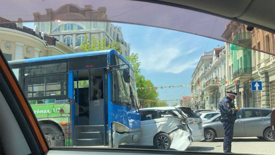 Пассажирский автобус протаранил легковой автомобиль во Владивостоке