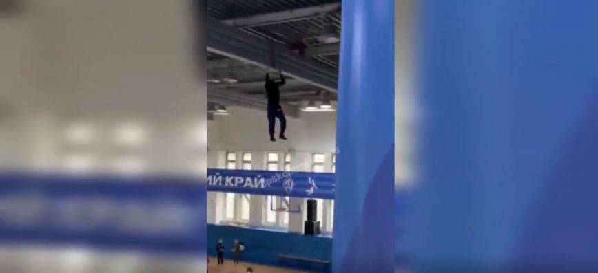 Мужчина повис на потолочной балке: инцидент произошел в спорткомплексе Владивостока