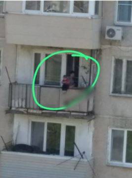 "Яжмать" в Приморье свесила двухлетнего сына через перила балкона на четвертом этаже