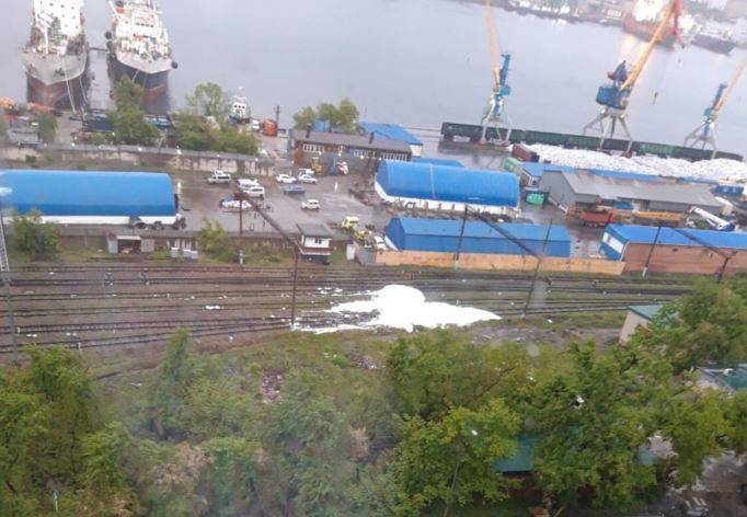 Неизвестная белая субстанция на железнодорожных путях вызвала недоумение у владивостокцев