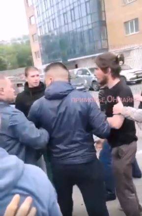 "Братки, как в 90-х, приехали": нешуточные страсти кипят во дворе жилого комплекса во Владивостоке
