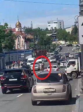 Владивостокцы переходят на альтернативный вид транспорта: необычную картину обсуждает Сеть