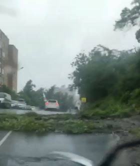 Во Владивостоке из-за сильного дождя сошел грунт на дорогу