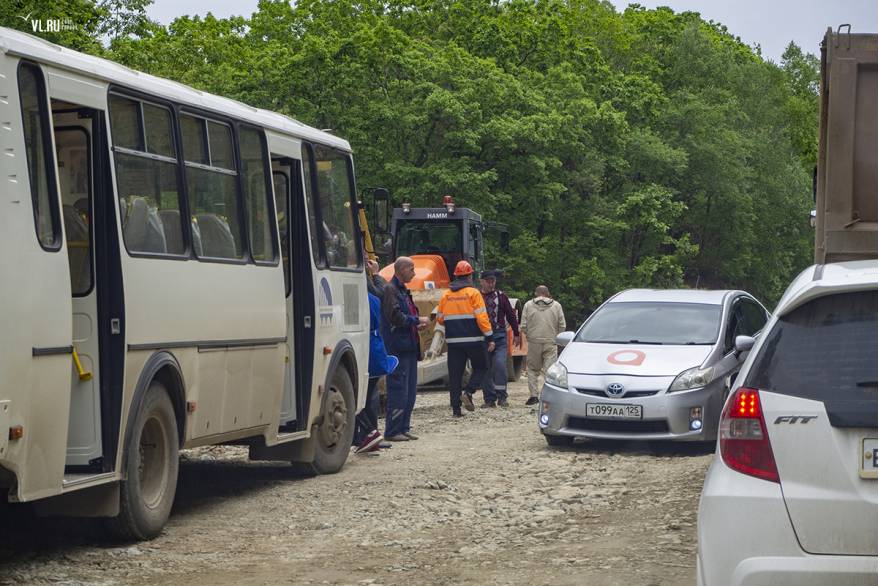 В Ливадию по пробкам: дорогу до популярного пляжа будут ремонтировать всё лето