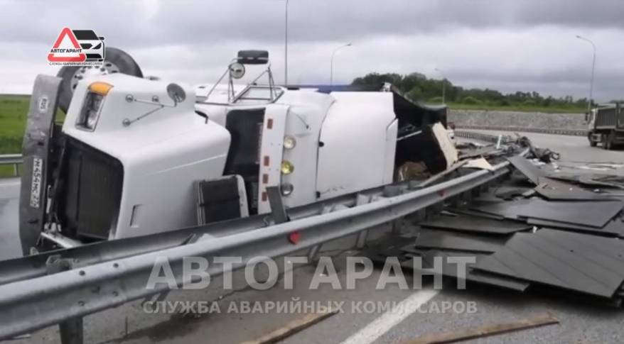 Грузовик"размотался" о леера: страшное ДТП вблизи Владивостока