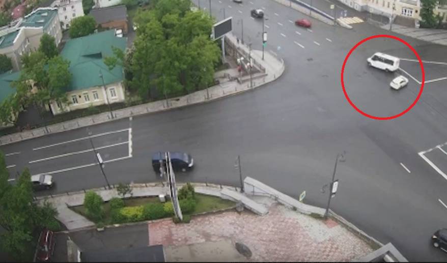 Момент ДТП на Покровском парке во Владивостоке попал на видео