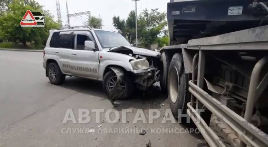 Mitsubishi Pajero влетел под грузовик во Владивостоке