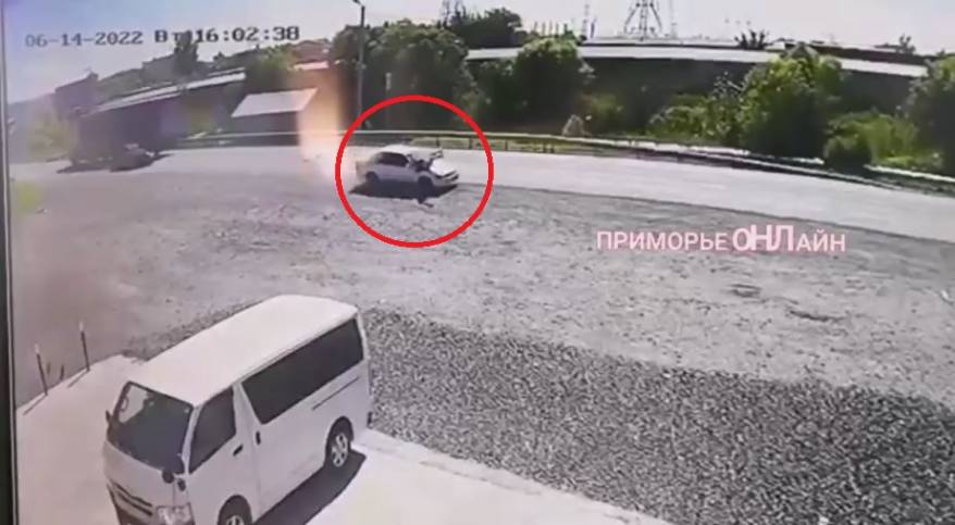 Перелетела через капот авто: в Приморье водитель сбил девушку и скрылся