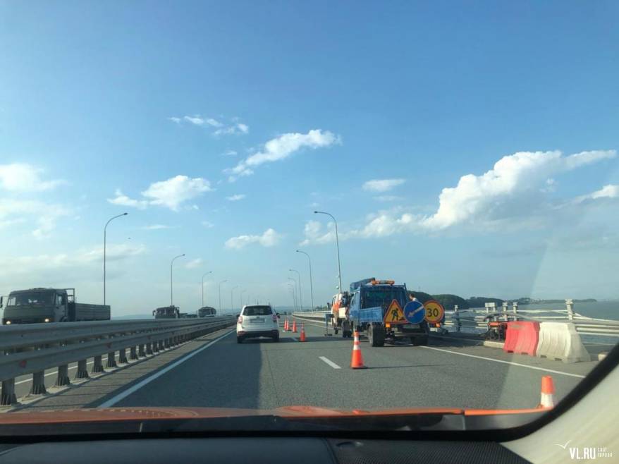 На низководном мосту на Де-Фриз восстанавливают ограждения после ДТП — собралась пробка