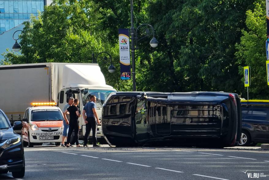 «Свежий» Land Cruiser завалился на бок на повороте к Комарова (фото) «Свежий» Land Cruiser завалился на бок на повороте к Комарова (фото)