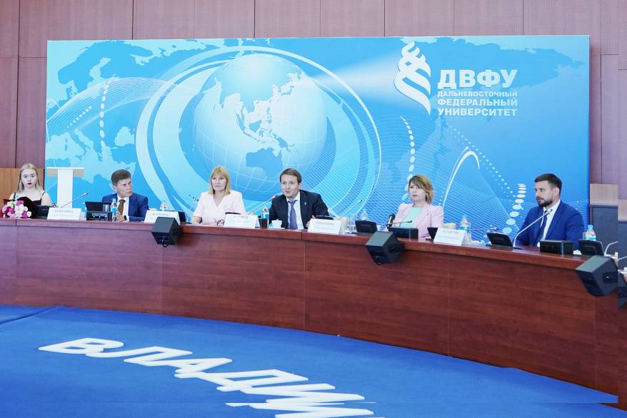 Ректор ВГУЭС Татьяна Терентьева: Выпускники-стобалльники смогут развить свои таланты в нашем университете Ректор ВГУЭС Татьяна Терентьева: Выпускники-стобалльники смогут развить свои таланты в нашем университете