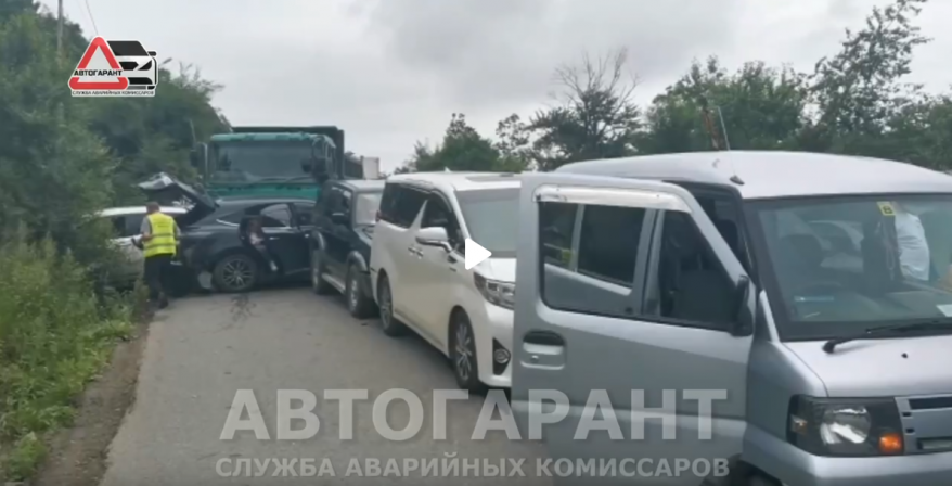 Грузовик собрал "кучу" из девяти машин во Владивостоке