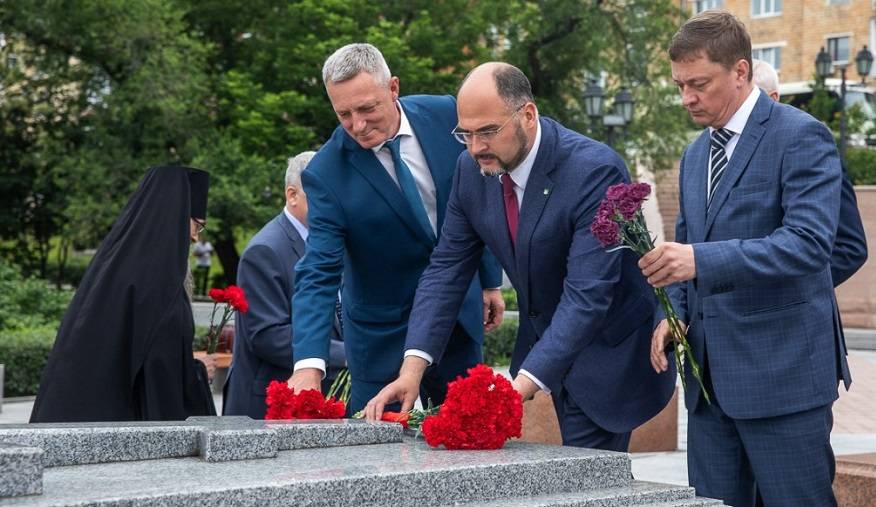 Цветы к памятникам основателю и первому старосте города возложили во Владивостоке Цветы к памятникам основателю и первому старосте города возложили во Владивостоке