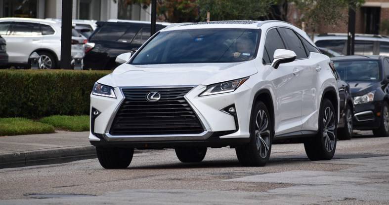 Водитель Lexus рискует не узнать свое авто: Что происходит у путепровода?