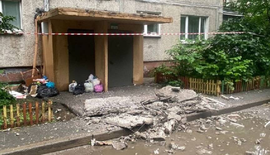 «А если бы люди шли?»: Кусок стены с высоты рухнул перед подъездом