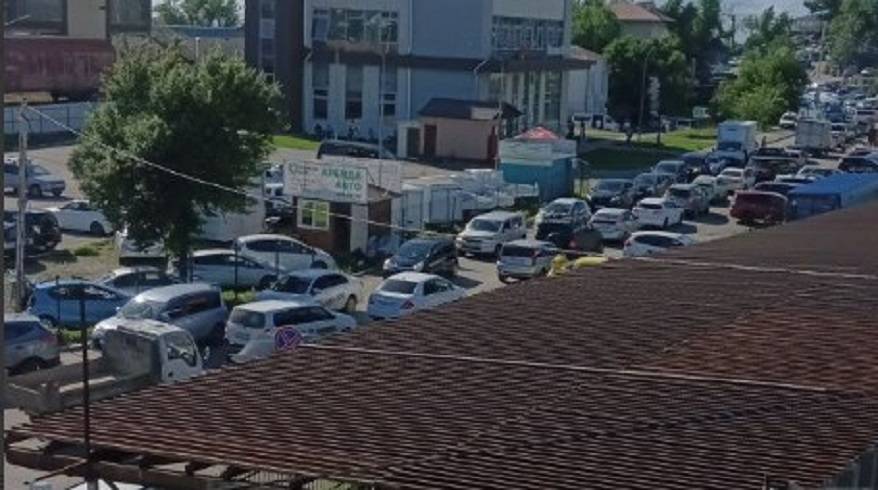 Вторая Речка встала: Водители попали в огромную пробку