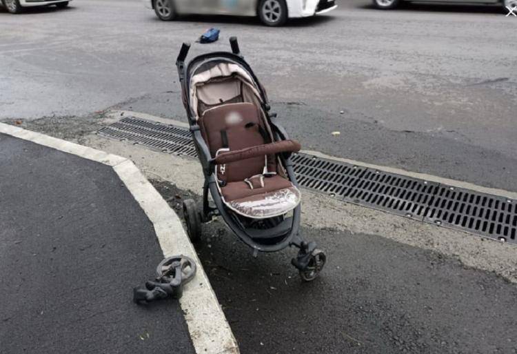 Во Владивостоке лихач врезался в детскую коляску на пешеходном переходе