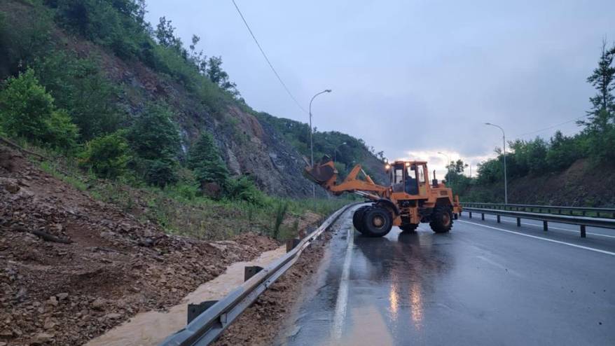 Во Владивостоке идет устранение последствий сильного ночного дождя