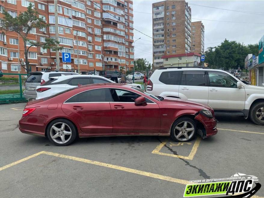 Водитель «Мерседеса" снес на тротуаре девушку-пешехода и бросил ее на месте ДТП Водитель «Мерседеса" снес на тротуаре девушку-пешехода и бросил ее на месте ДТП