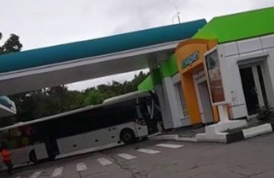 «Бегают, хватаются за голову»: Автобус разнес автозаправку (видео)