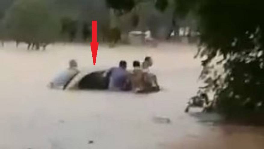 Машины тонут: Город стоит в воде Машины тонут: Город стоит в воде