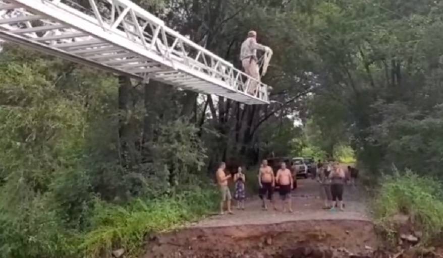 Мост смыло: Людей с подтопленных районов в Приморье эвакуируют автокраном