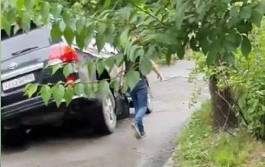 «Портал в ад»: Land Cruiser попал в серьезную ловушку на дороге «Портал в ад»: Land Cruiser попал в серьезную ловушку на дороге