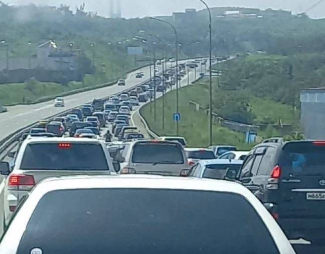 Серьезные автомобильные заторы образовались по дорогам к популярным пляжам Владивостока