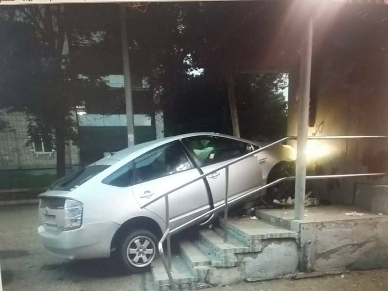 «В магазин за зельем на автомобиле»: курьезное ДТП случилось в Приморье «В магазин за зельем на автомобиле»: курьезное ДТП случилось в Приморье