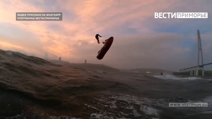 Два гидроцикла столкнулись под Владивостоком - одного байкера достали из воды спасатели